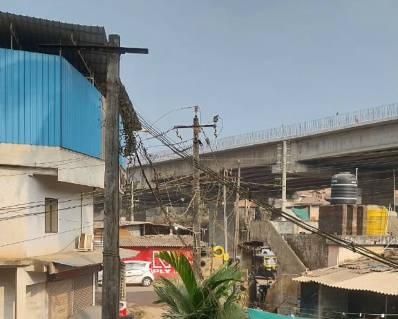 ಕಲ್ಲಡ್ಕ ಕೆ ಸಿ ರೋಡಿನಲ್ಲಿ ಹಗಲಿನಲ್ಲೇ ಉರಿಯುತ್ತಿರುವ ಬೀದಿ ದೀಪ.