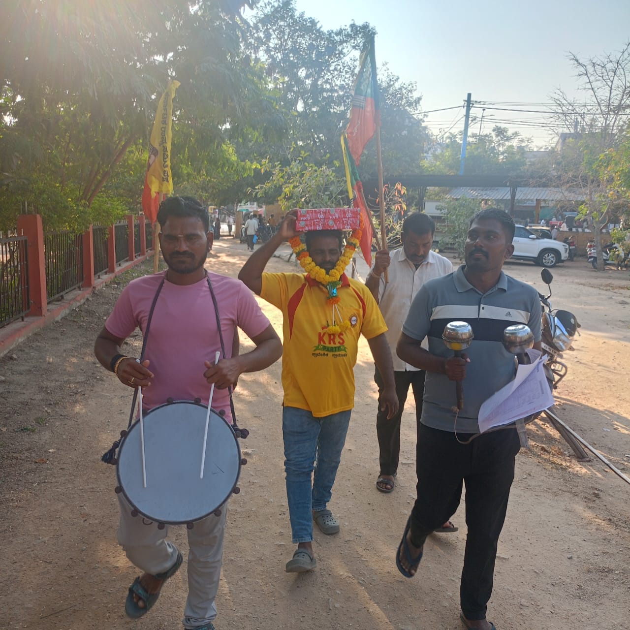 ಸಿಂಧನೂರು: *ಎಡಿಎಲ್‌ಆರ್ 2 ಎ4 ಸೀಟ್ ಕೇಳಿದ್ದಾರೆಂಬ ಆರೋಪ, ಭಾಜಾ-ಭಜಂತ್ರಿಯೊಂದಿಗೆ ಮೆರವಣಿಗೆಯಲ್ಲಿ ತಹಸಿಲ್ ಕಾರ್ಯಾಲಯಕ್ಕೆ ತಂದ ಕೆಆರ್‌ಎಸ್ ಕಾರ್ಯಕರ್ತರು..!