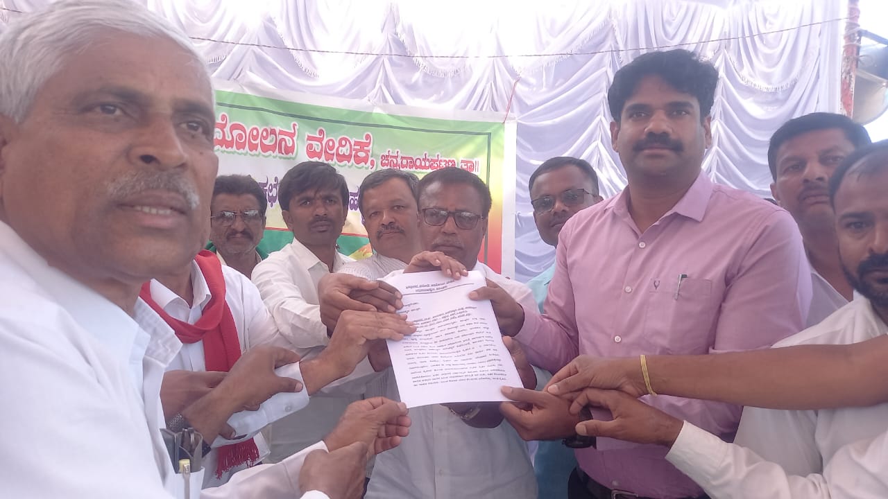 ಹಾಸನ :ಚನ್ನರಾಯಪಟ್ಟಣದಲ್ಲಿ ಎಲ್ಲಾ ಸರಕಾರಿ ಕಚೇರಿಗಳಲ್ಲಿ ಭ್ರಷ್ಟಾಚಾರ ಮುಕ್ತ ಪಾರದರ್ಶಕ ಆಡಳಿತಕ್ಕೆ ನಡೆಯಬೇಕೆಂದು ಚನ್ನರಾಯಪಟ್ಟಣ ಹಲವು ಸಂಘಟನೆಗಳಿಂದ ಬೃಹತ್ ಪ್ರತಿಭಟನೆ