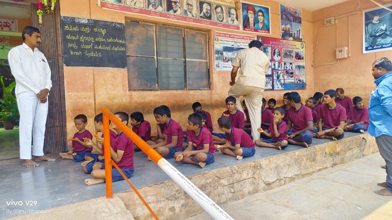 ಬೆಳಗಾವಿ ಜಿಲ್ಲೆಯ ಅಥಣಿ ತಾಲೂಕಿನ  ಮದಭಾವಿ ಗ್ರಾಮದ ಶ್ರೀ ಶಾರದಾ ದೇವಿ  ಬುದ್ಧಿ ಮಾಂದ್ಯ ಮಕ್ಕಳ ಶಾಲೆಯಲ್ಲಿ ಅನಾಥ ಮುದ್ದು ಮಕ್ಕಳಿಗೆ ಇವರಿಗೆ 20 ಕಿಲೋ ಅಕ್ಕಿ ಕೊಡಲಾಯಿತು 