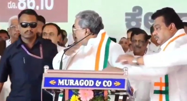 ಹೇ ಬಾರಯ್ಯ ಇಲ್ಲಿ ಎಂದು ಪೋಲಿಸ್ ಅಧಿಕಾರಿಯನ್ನು ಕರೆದು    ವೇದಿಕೆ ಮೇಲೆ ಪೋಲಿಸ್ ಅಧಿಕಾರಿ ಮೇಲೆ ಕೈ ಎತ್ತಿ ಕಪಾಳಕ್ಕೆ ಬಾರಿಸಲು ಮುಂದಾದ ಸಿ.ಎಂ ಸಿದ್ದರಾಮಯ್ಯ..