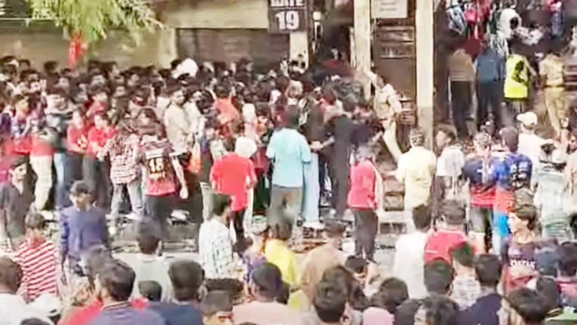 ಆರ್ ಸಿಬಿ ವಿಜಯೋತ್ಸವದ ಸಂಭ್ರಮಾಚರಣೆಯಲ್ಲಿ ಚಿನ್ನಸ್ವಾಮಿ ಸ್ಟೇಡಿಯಂ ಬಳಿ ಕಾಲ್ತುಳಿತ.! ಏಳು ಜನಸಾವು, ಆರು ಜನ ಯುವಕರು ಓರ್ವ ಮಹಿಳೆ ಸಾವು.20ಕ್ಕೂ ಹೆಚ್ಚು ಮಂದಿ  ಗಂಭೀರ ಗಾಯ.!