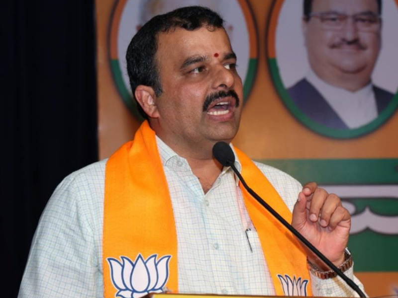 ಸಿಎಂ ಹಾಗೂ ಗೃಹ ಸಚಿವರ ಕಣ್ಣಂಚಿನಲ್ಲೇ ಇಂಥ ವಿದ್ಯಮಾನ ನಡೆದಿದ್ದರೂ ರಾಜ್ಯ ಪೊಲೀಸರು ಕೈಕಟ್ಟಿ ಕುಳಿತಿದ್ದು ನಾಚಿಕೆಗೇಡಿನ ಸರಕಾರದ ಸ್ಥಿತಿ..! ಹದೆಗೆಟ್ಟ ಕಾನೂನು ಸುವ್ಯವಸ್ಥೆ ರಾಜ್ಯ ಅನಭಿವೃದ್ಧಿಯ ಕೂಪದಲ್ಲಿ ಮುಳುಗುತ್ತಿರುವುದರ ಸಂಕೇತ ಎಂದು ಮಾಜಿ ಸಚಿವ ಹಾಗೂ ಬಿಜೆಪಿ ಶಾಸಕರಾದ ವಿ.ಸುನೀಲ್ ಕುಮಾರ್ ರಾ