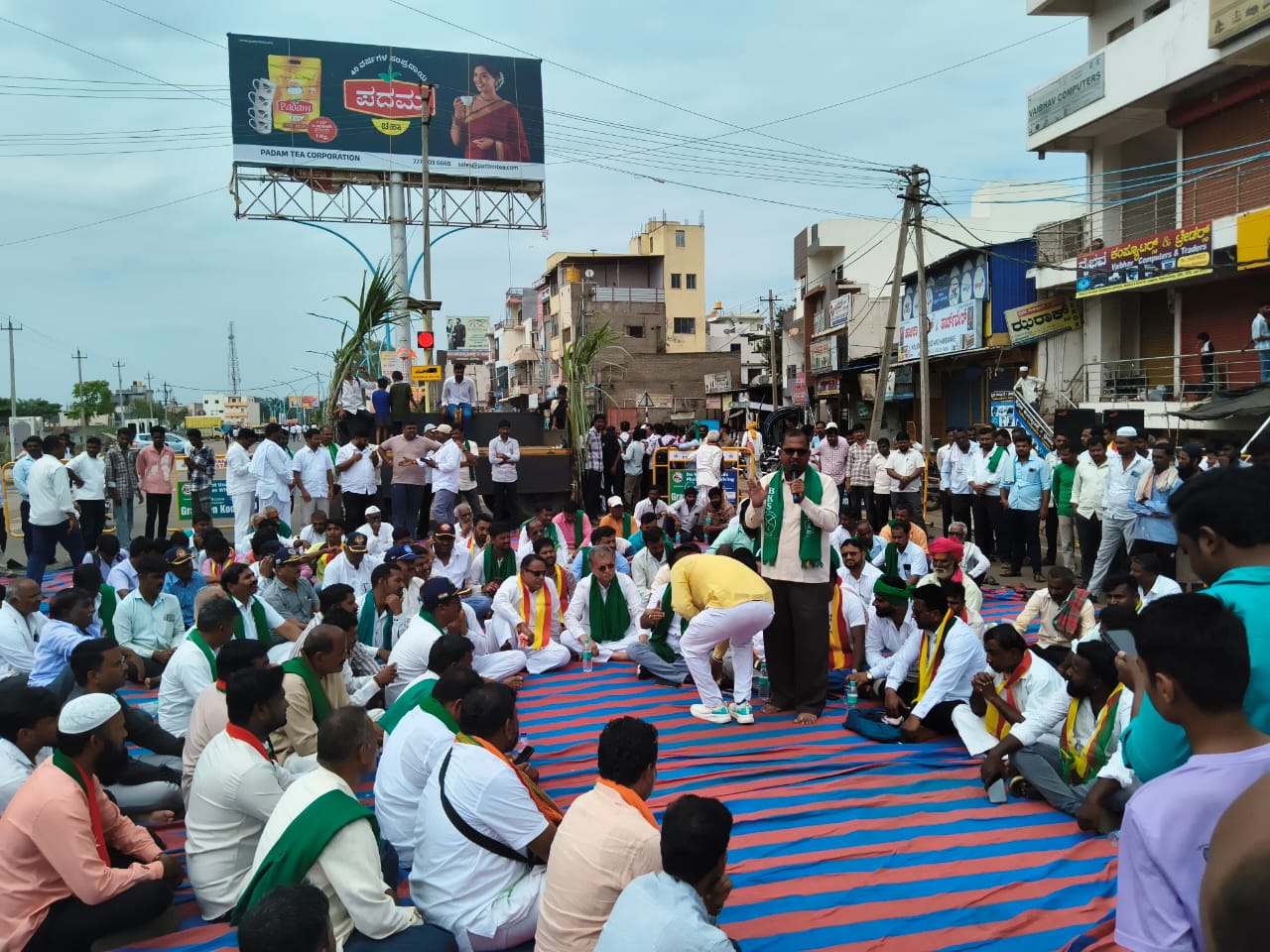 ಬೆಳಗಾವಿ ಜಿಲ್ಲೆ ಅಥಣಿ ತಾಲೂಕು ಕಬ್ಬಿಗೆ ಬೆಂಬಲ ಬೆಲೆ ನೀಡುವಂತೆ ಆಗ್ರಹಿಸಿ ಬೃಹತ್ ಪ್ರತಿಭಟನೆ   ಅಂಬೇಡ್ಕರ್ ಸರ್ಕಲ್ ಬಸವೇಶ್ವರ ಸರ್ಕಲ್ ಶಿವಯೋಗಿ ಸರ್ಕಲ್ ಹಲ್ಯಾಳ ಸರ್ಕಲ್ ಅಥಣಿ ಸಂಪೂರ್ಣ ಬಂದ ರೈತರ ಬೃಹತ್ ಪ್ರತಿಭಟನೆ..