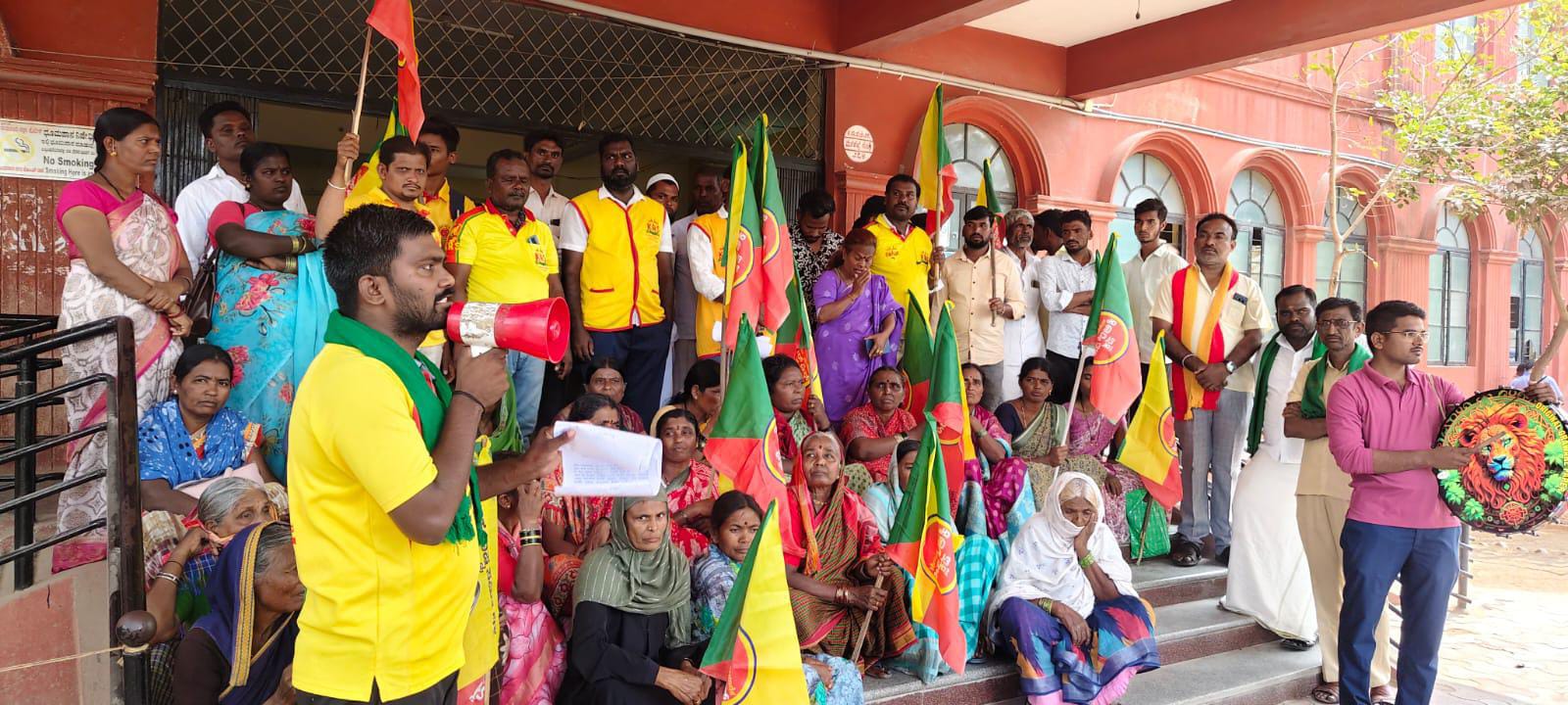 ಗೋಮರ್ಸಿ ಗ್ರಾಮದಲ್ಲಿ ಅಕ್ರಮ ಮಧ್ಯ ಮಾರಾಟ ವಿರೋಧಿಸಿ KRS ಪಕ್ಷದಿಂದ ಪ್ರತಿಭಟನೆ. ಗ್ರಾಮದಲ್ಲಿ ಬೀರು ಬೇಡ-ಶಿಕ್ಷಣ ಬೇಕು ಅಧಿಕಾರಿಗಳಿಗೆ ಮಹಿಳೆಯರ ದೂರು.