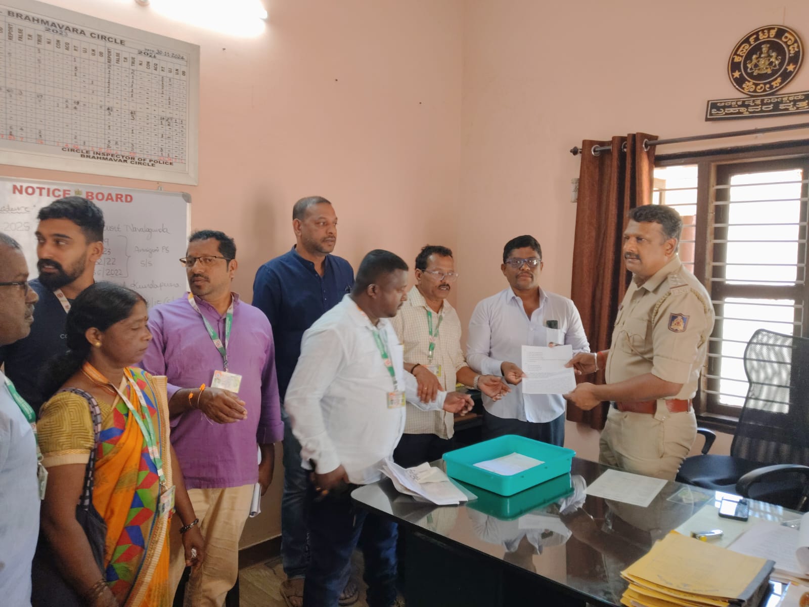 ಮಾನವ ಹಕ್ಕು ಸಂಸ್ಥೆಗೆ ಅವಮಾನ.!? ವಕೀಲರಾದ ನೀಲ್ ಮತ್ತು ಅಜಿತ್ ಶೆಟ್ಟಿ ಇವರ ವಿರೋಧ  ದೇವೇಂದ್ರ ಸುವರ್ಣ ಇವರಿಂದ ಬ್ರಹ್ಮಾವರ  ಪೋಲಿಸ್ ವೃತ್ತ  ನಿರೀಕ್ಷಕರಿಗೆ ದೂರು..!