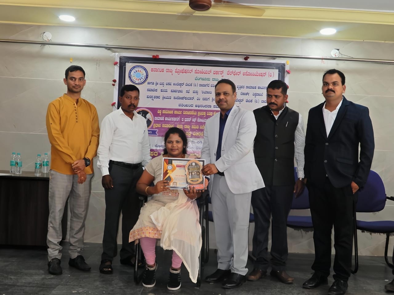 ಮನೋಸಾಮಾಜಿಕ ಕಾರ್ಯಕರ್ತೆ ವಸಂತಿ ಆರ್.ನಾಯ್ಕ ಇವರಿಗೆ ರಾಜ್ಯಮಟ್ಟದ ಪ್ರಶಸ್ತಿ . ಉಡುಪಿಯ ಅಜ್ಜರಕಾಡು ಆಸ್ಪತ್ರೆಯ ಮಾನಸಿಕ ವಿಭಾಗದ ಮನೋ ಸಾಮಾಜಿಕ ಕಾರ್ಯಕರ್ತೇ ವಸಂತಿ ಆರ್.ನಾಯ್ಕ್ ಅವರಿಗೆ ರಾಜ್ಯ ಮಟ್ಟದ ಪ್ರಶಸ್ತಿ ನೀಡಿ  ಗೌರವಿಸಲಾಯಿತು. 