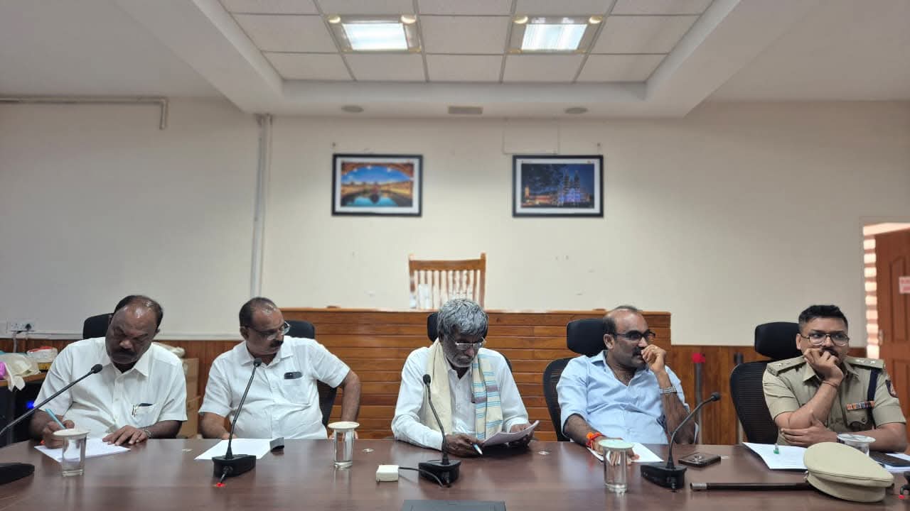 ಉಡುಪಿ:ರಾಷ್ಟ್ರೀಯ ಹೆದ್ದಾರಿಗೆ ಸಂಬಂಧಿಸಿದಂತೆ ಜಿಲ್ಲಾಧಿಕಾರಿಗಳಾದ ಕೋರ್ಟ್ ಹಾಲ್ ಕಚೇರಿಯಲ್ಲಿ ಇಂದು ಉಡುಪಿ ಚಿಕ್ಕಮಗಳೂರು ಲೋಕಸಭಾ ಕ್ಷೇತ್ರದ ಸಂಸದರಾದ ಕೋಟ ಶ್ರೀನಿವಾಸ ಪೂಜಾರಿ ಅವರ ಅಧ್ಯಕ್ಷತೆಯಲ್ಲಿ ಸಭೆ ಜರುಗಿತು.